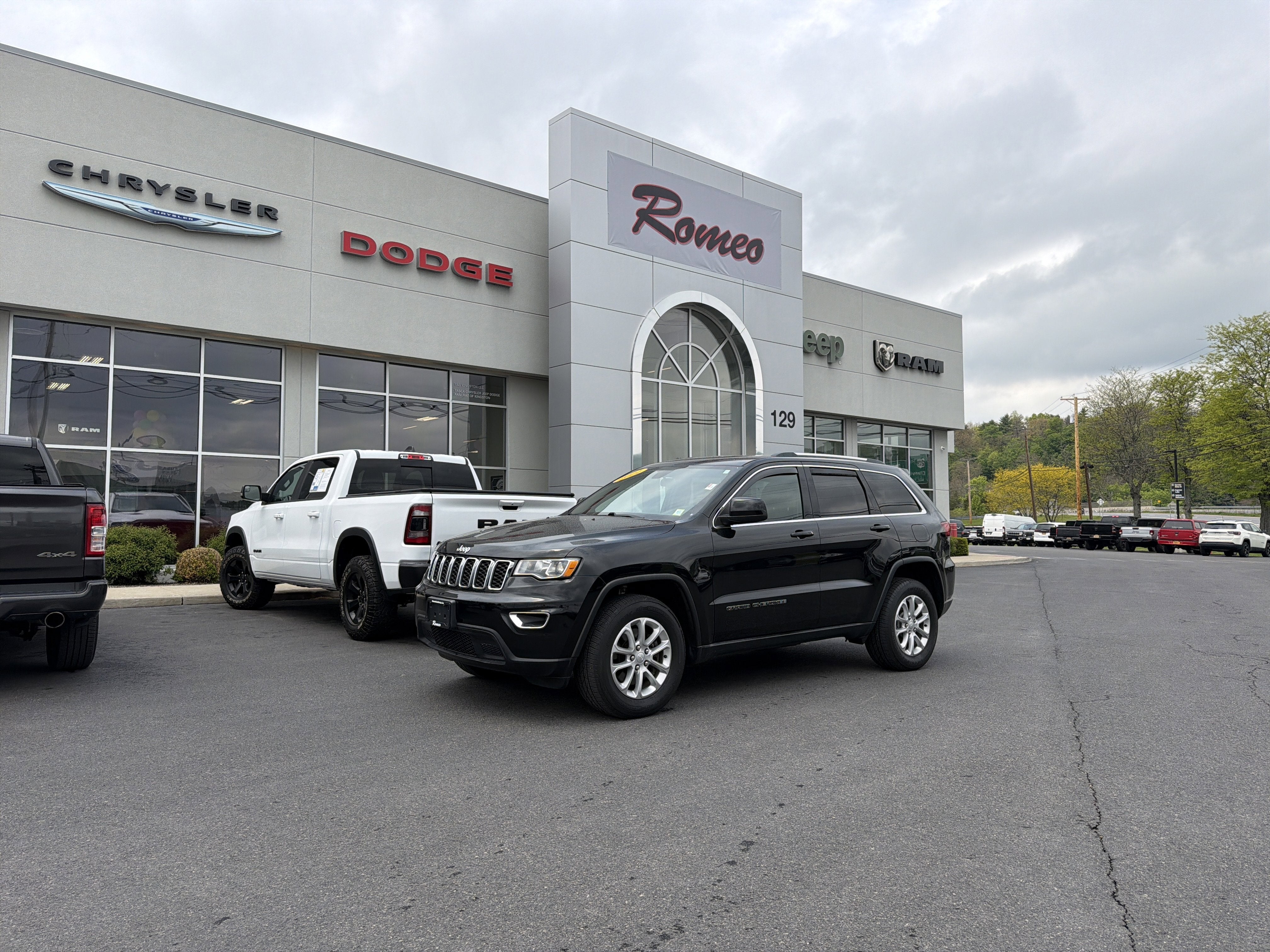 2021 Jeep Grand Cherokee Laredo E in Other — front three-quarter view